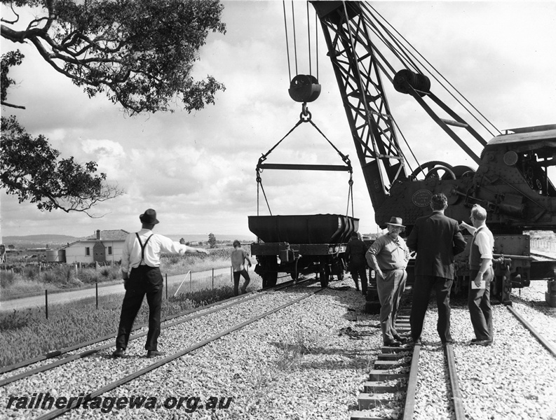 P20597
Narrow gauge Cravens 25 ton Crane No. 23 lifting standard gauge WSJ Class 4-wheel ballast hopper (ex-Commonwealth Railways BAS Class) onto new dual gauge track at Millendon.
