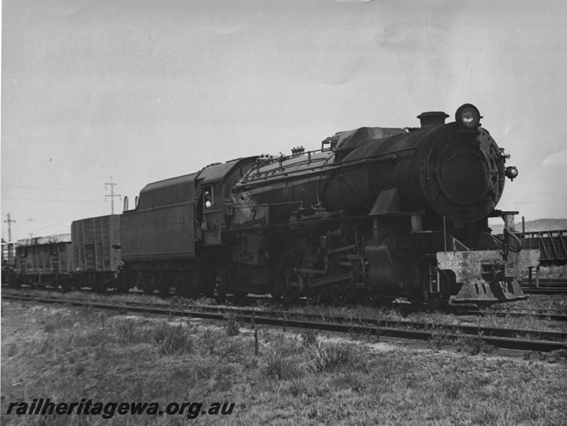 P20609
V Class 1222 on goods train at Midland, ER line
