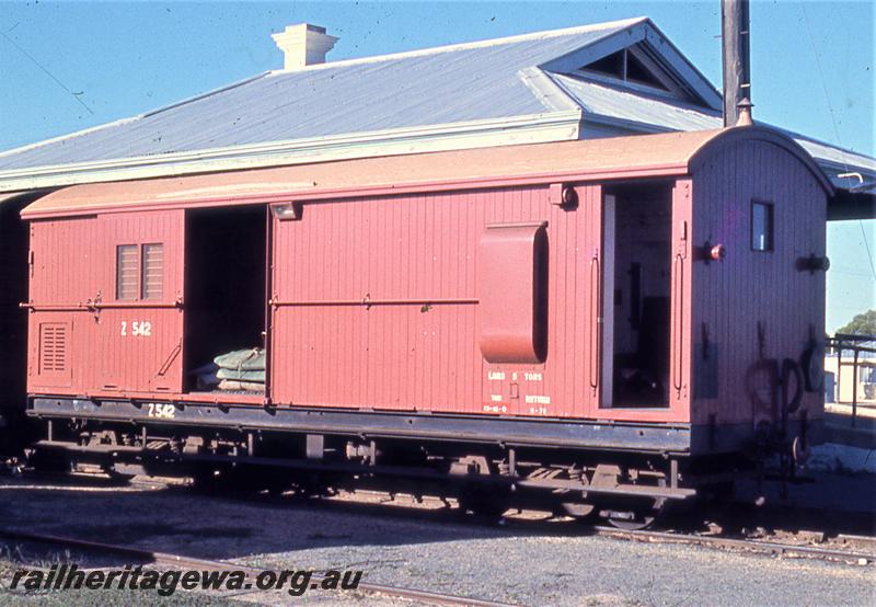 P21027
Z class 542 brakevan, brown livery, side and end view
