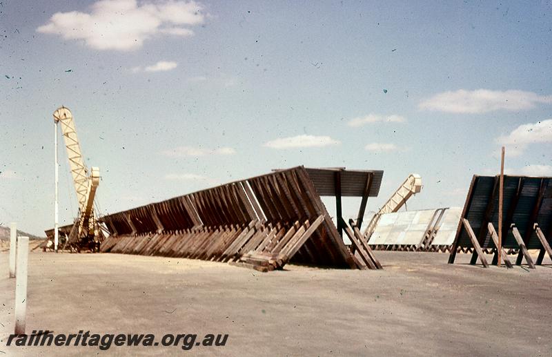 P21054
Temporary open wheat storage bin, (pigsty), grain elevators, York, GSR line, overall general view of the structure.
