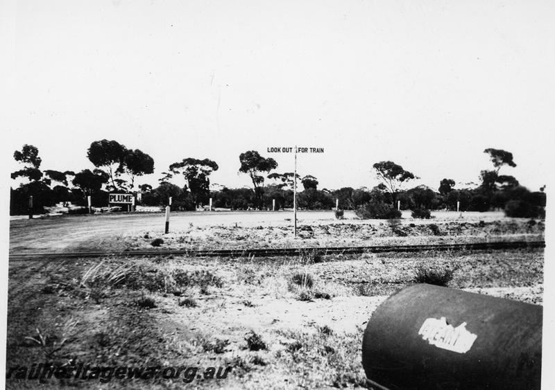 P21082
Level crossing, warning sign, eastern end of Yellowdine, EGR line, trackside view, c1940
