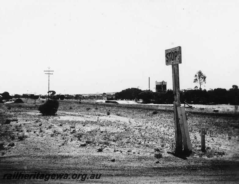 P21086
Loading ramp, stop sign, plaster factory, track, east end of Yellowdine, EGR line, c1940
