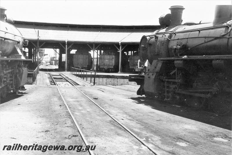 P21097
Turntable, roundhouse, coaling stage, various steam locos, Bunbury, SWR line, view from track level
