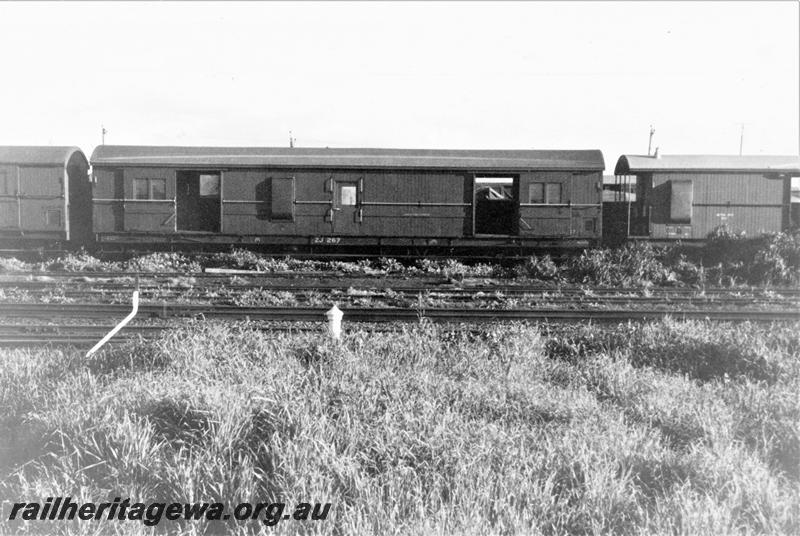 P21112
ZJ class 267 brakevan, partial views of two other carriages, side view from track level
