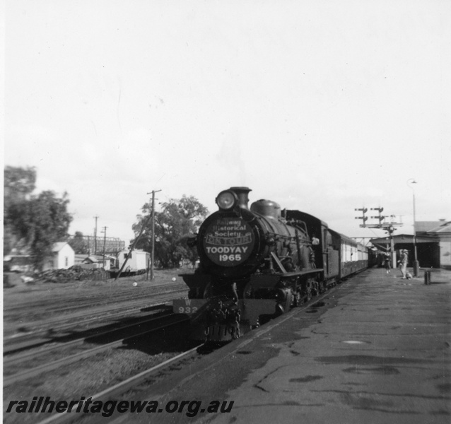 P21159
W class 932 on an ARHS tour train to Toodyay, bracket signal, station building, Midland, ER line, view along the platform
