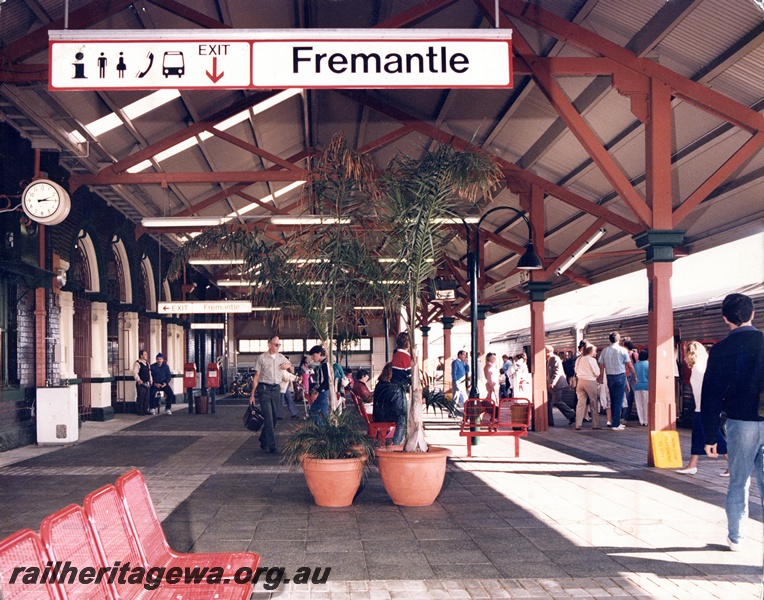 P21190
ADL/ADB class railcar set with the red stripe along the side, passenger platform with passengers and platform furniture, Fremantle, passengers boarding the train. C1986
