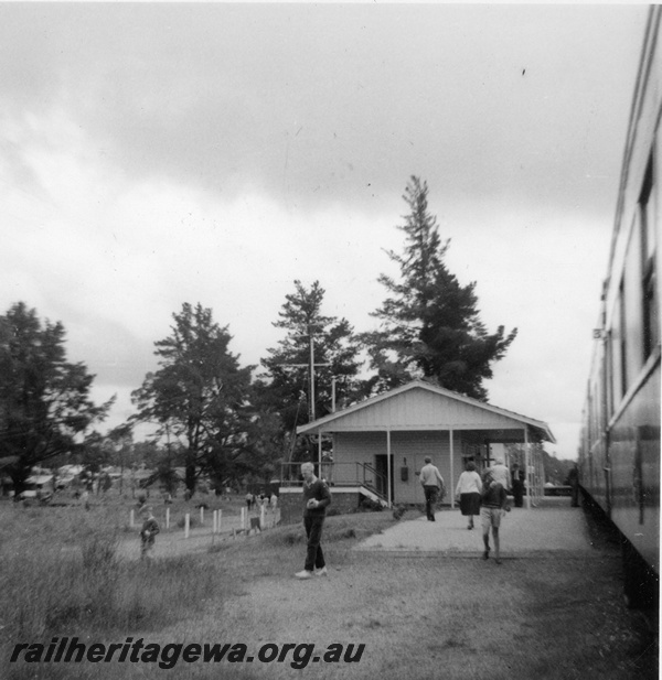 P21203
Station building, train at platform, sightseers, Dwellingup, PN line
