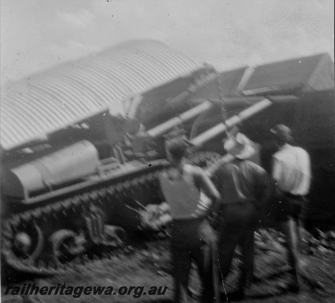 P21216
Derailment on Wiluna line 1 of 7, corrugated iron, tank tracks, onlookers, NR line, track level view
