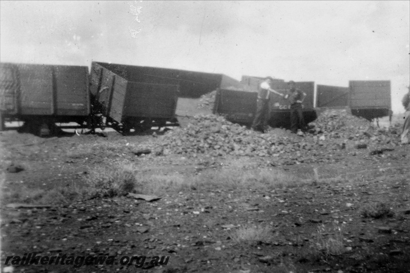 P21220
Derailment on Wiluna line 5 of 7, manganese ore  spilt from wagons, workers, GN line, trackside view
