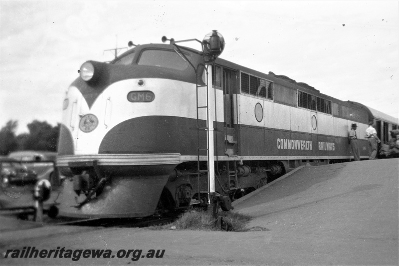 P21225
Commonwealth Railways GM class 6, at a platform, front and side view
