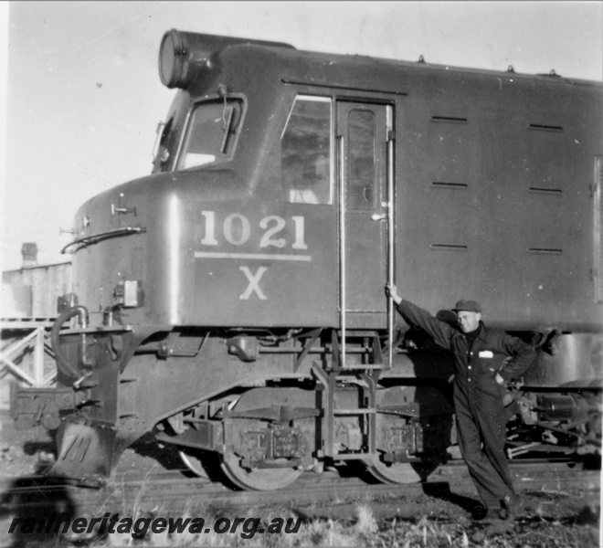 P21227
X class 1021 (front portion), with driver L. W. Lightfoot standing by, Wiluna, GN line, front and side view 
