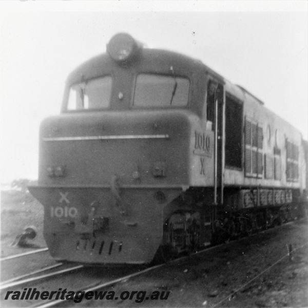 P21228
X class 1010, on points, point lever, Wiluna, GN line, front and side view

