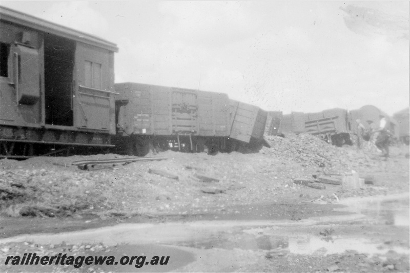 P21230
Derailment, ZBA class van, vans, wagons spilling pyrites, GN line, end and side view from trackside
