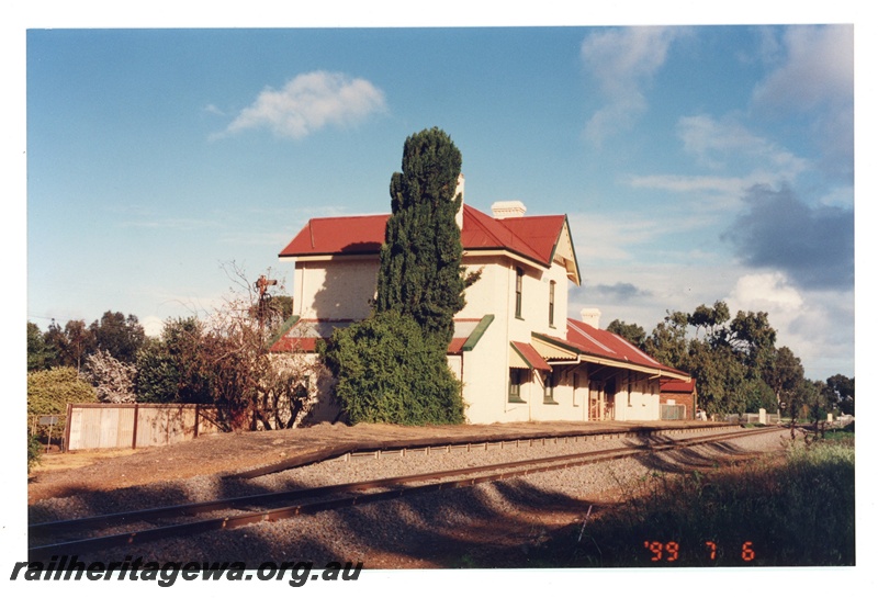 P21240
Walkaway Station. End and trackside view, MR line
