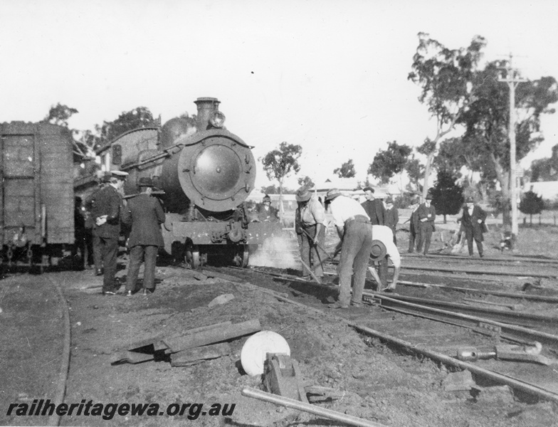 P21242
F class derailed in Collie yard. Photo shows track workers repairing rail. BN line
