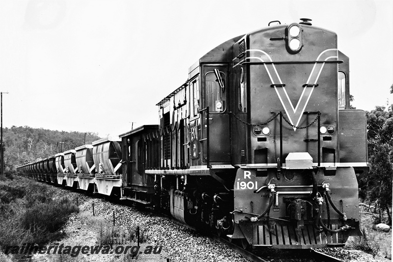 P21283
R class 1901 on a bauxite train, Jarrahdale branch line, side and front view
