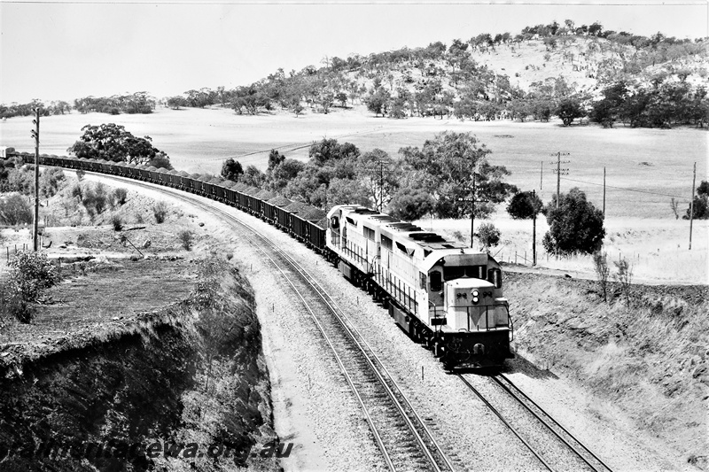 P21286
L class 254 and L class 251, double heading iron ore train comprising 29 loaded WO class wagons, Lloyds Crossing, Avon Valley line, side and front view from elevated position
