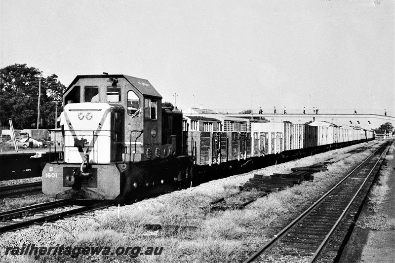 P21292
B class 1601, on goods train, pedestrian footbridge with people crossing, Midland, ER line, front and side view
