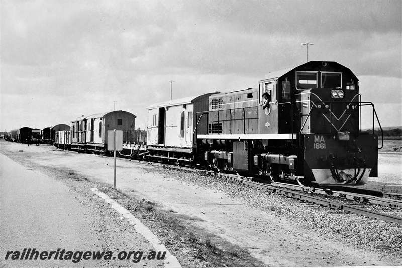 P21293
MA class 1861, shunting wagons and vans, Forrestfield yard, side and end view
