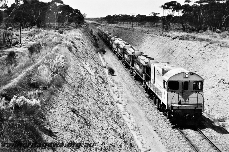 P21297
J class 102 on nickel train comprising WN class wagons from Kambalda to Kalgoorlie, side and front view from elevated position
