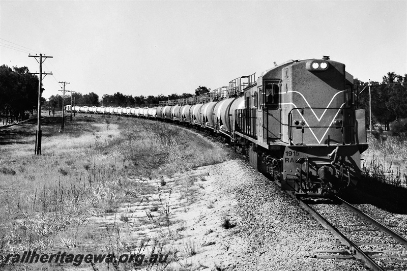 P21299
RA class 1915 on furnace oil and caustic soda train en route to Calcine, near Serpentine, SWR line, side and front view
