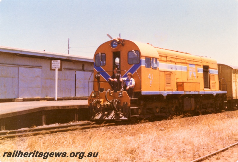 P21340
F class 41, Westrail orange livery, goods shed, Welshpool, SWR line, end and side view
