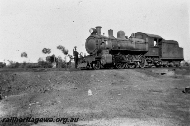 P21395
ES class loco with a self trimming tender, man on cowcatcher, shunting, front and side view from trackside
