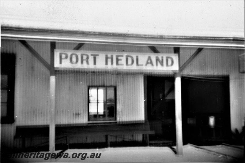 P21422
Station building, seat, station sign, Port Hedland, PM line, trackside view
