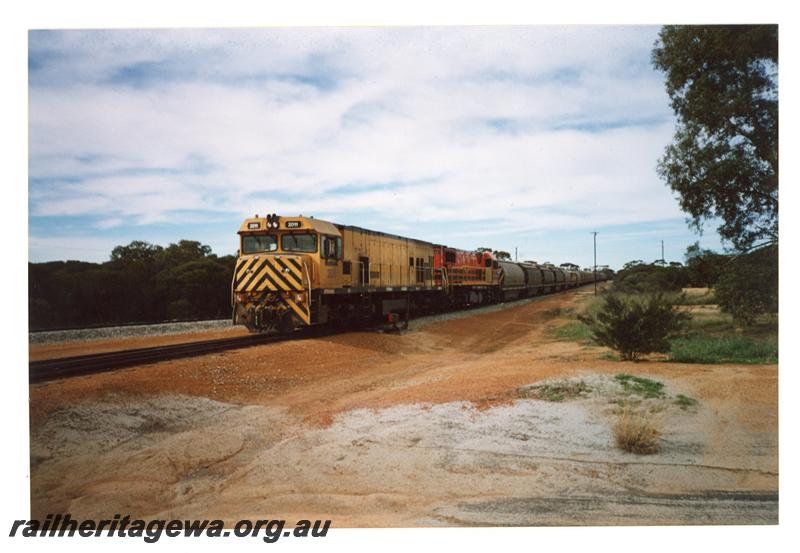 P21442
Australian Railroad Group P class 2011 and DB class 2310, double heading grain train, Kalannie, KBR line, front and side view
