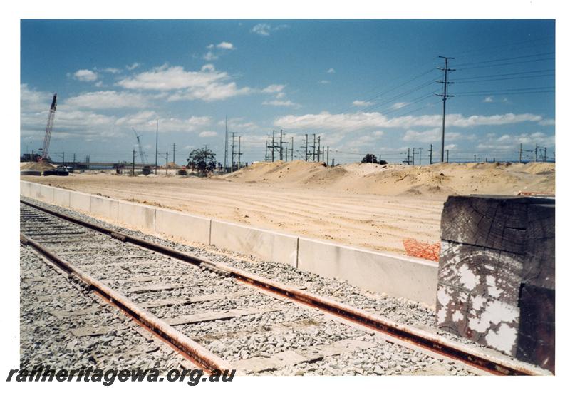 P21458
Standard gauge extension from East Perth terminal, construction site of Graham Farmer freeway, Claisebrook, ER line, trackside view
