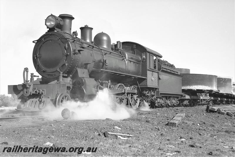 P21507
E class 299, on goods train carrying water tanks, about to leave Karalee triangle, EGR line, front and side view
