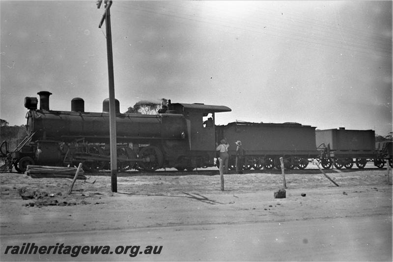 P21510
Midland Railway Company of Western Australia C class loco on goods train, driver and workers, MR line, side view
