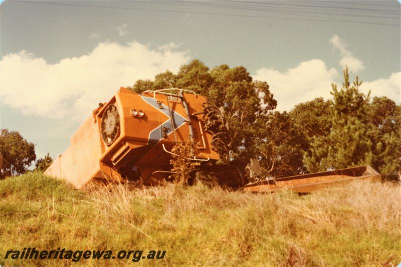 P21525
1 of 5 derailment of D class 1564, end section of loco up in the air, Bridgetown, PP line, trackside view
