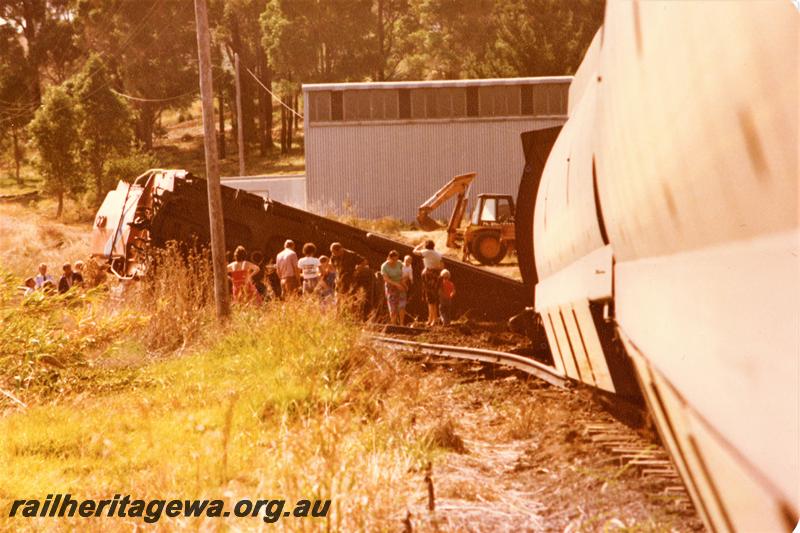 P21529
5 of 5 derailment of D class 1564, loco on side, wagons off track, crowd of onlookers, excavator, Bridgetown, PP line, trackside view

