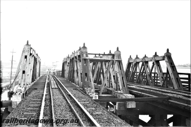 P21562
Rail bridge, tracks, Fremantle, ER line, view across the bridge along the tracks
