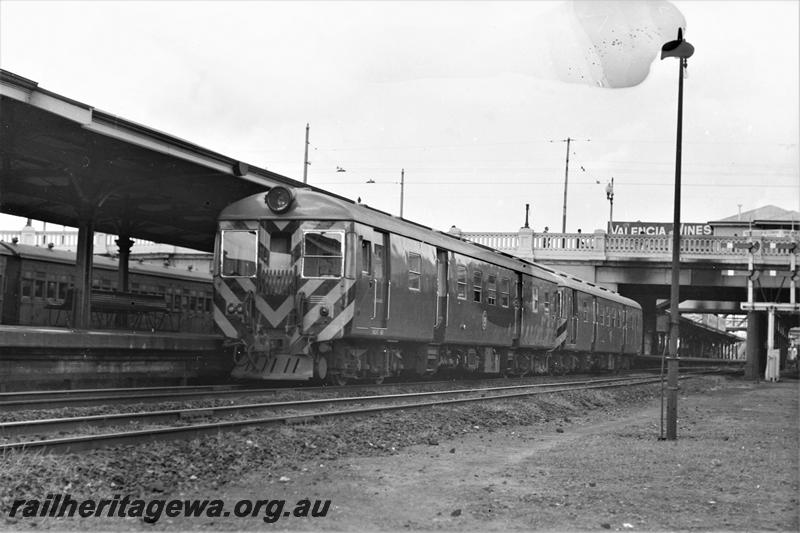 P21564
ADG railcar set, at No 5 platform, canopy, overhead bridge with 