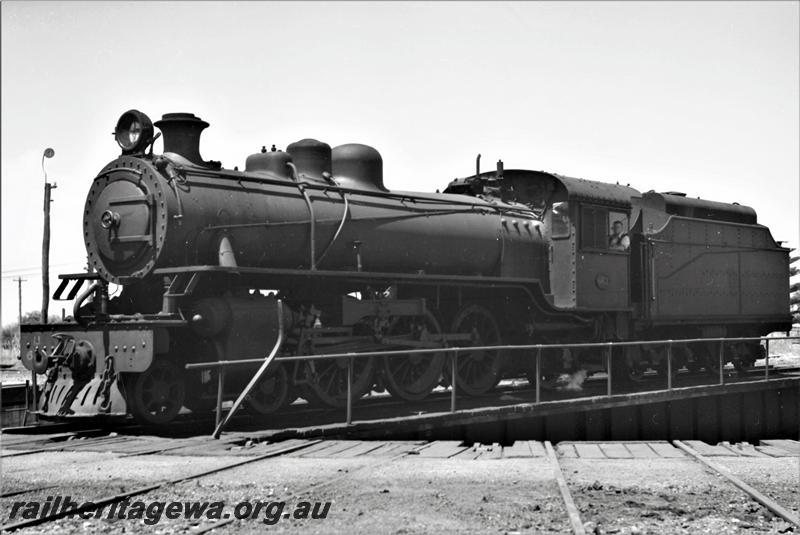 P21567
U class 663, on turntable, front and side view
