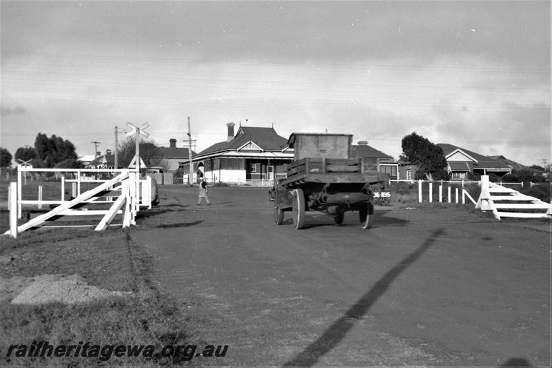 P21580
Level crossing at Napier Street, old motor truck, pedestrian, houses, Cottesloe, ER line, track level view
