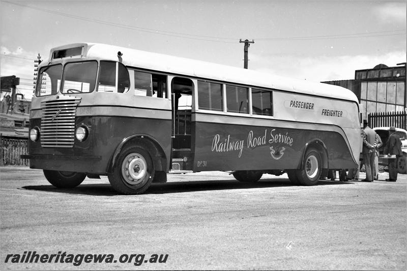 P21581
Railway Road Service passenger freighter bus D 31, passengers, front and side view
