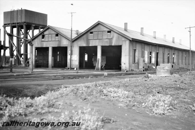 P21588
Locomotive Depot, sheds, water tower, tracks, Kalgoorlie, EGR line, trackside view
