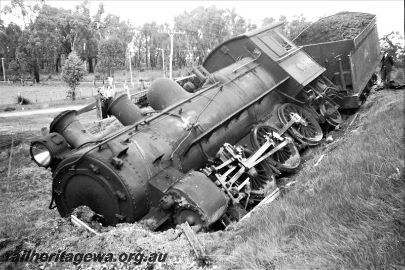 P21589
Derailed Es class 332 loco  and tender, nose dug into the earth, onlookers, Wooroloo, ER line, front and side view from ground level
