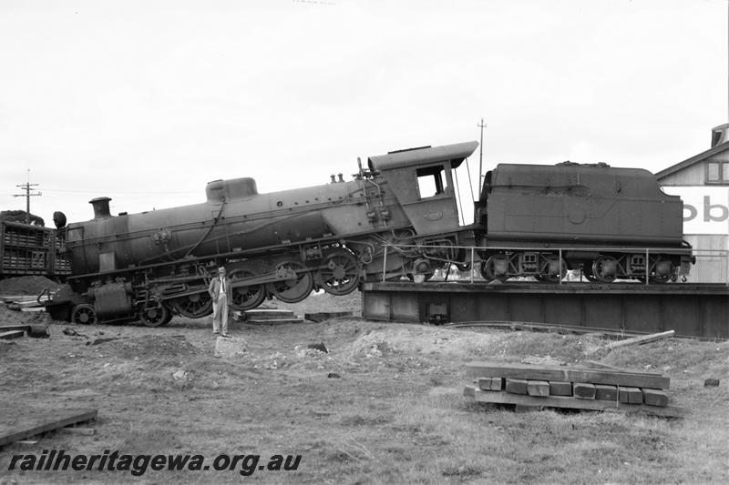 P21599
W class 926, over the end of the turntable, onlooker, Merredin, EGR line, side view
