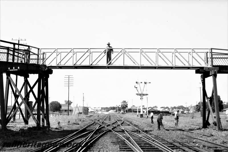 P21611
Scissors crossover, overhead footway, workers, bracket signals, Northam, EGR line, view from eastern end of the station looking east
