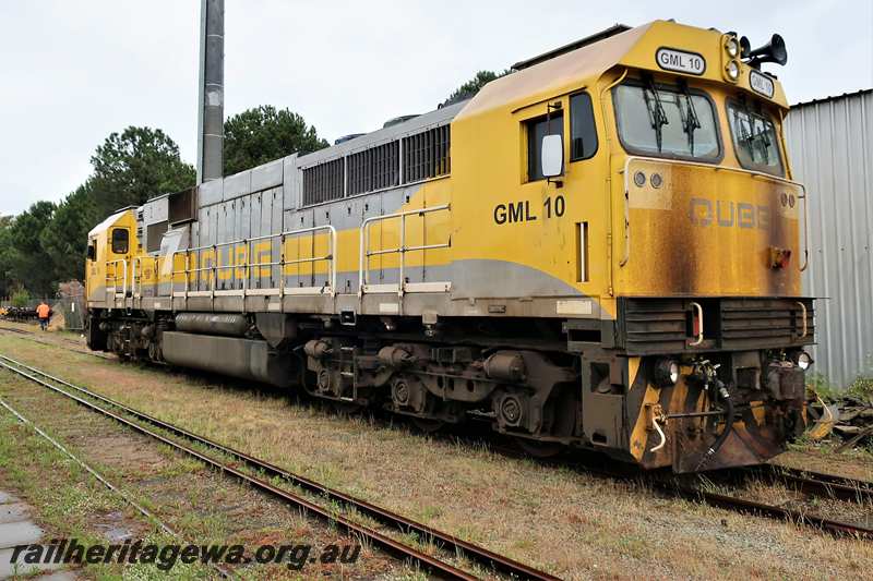 P21618
Qube loco GML class 10 in the yellow and grey livery  passing through the Railway Transport Museum en route to UGL's plant,  side and end  view
