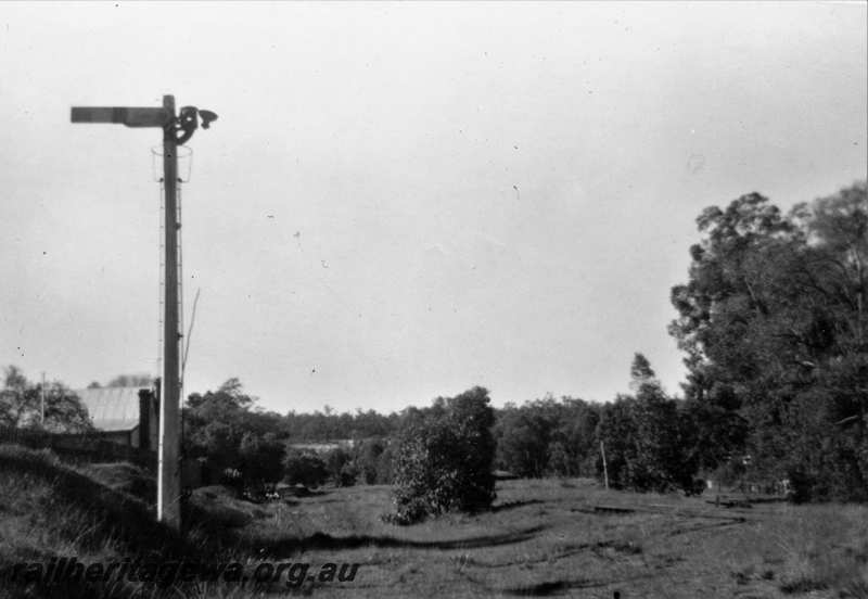 P21629
Lower quadrant signal, on former branch, Glen Forrest, M line, view from ground level
