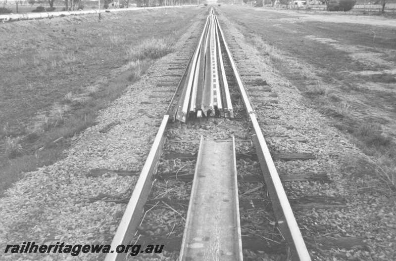 P21674
Track lifting, former mainline, Hines Hill, EGR line
