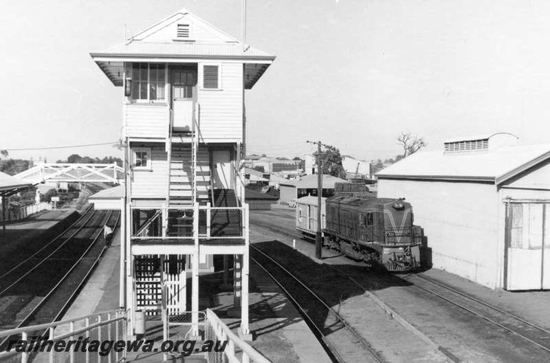 P21676
RA class 1911, shunting, van, platforms, station buildings, overhead footbridge, signal box, goods shed, pedestrian ramp, Subiaco, ER line, view from overhead footbridge
