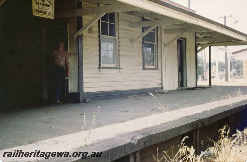 P21683
Platform, station building, 