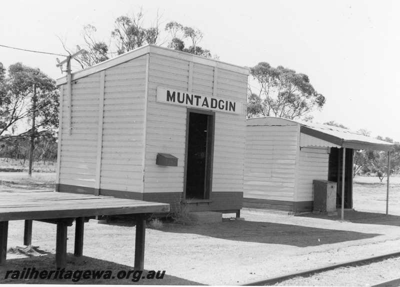 P21690
Station buildings, loading platform, Muntadgin, NKM line, view from trackside
