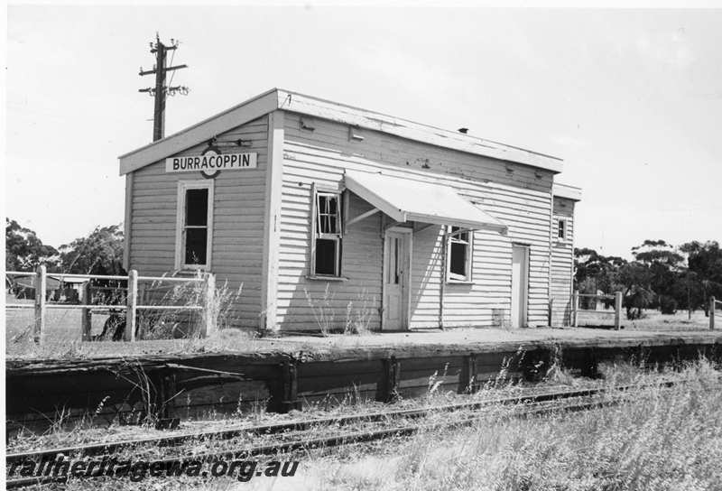 P21695
Station building, platform, track, Burracoppin, EGR line, view from trackside
